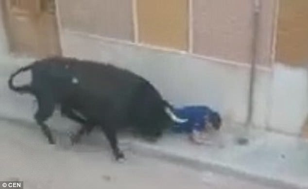 Μαινόμενος ταύρος σκοτώνει εν ψυχρώ άνδρα σε φεστιβάλ στην Ισπανία (βίντεο)